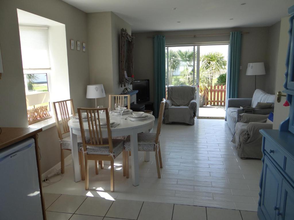 uma cozinha e sala de estar com mesa e cadeiras em Ula Cottage em Saint Helens