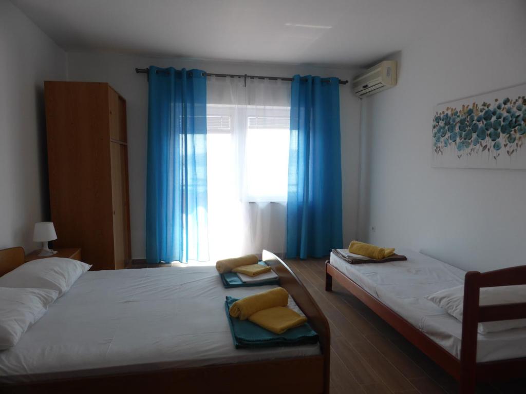 Postel nebo postele na pokoji v ubytování Apartments Adria