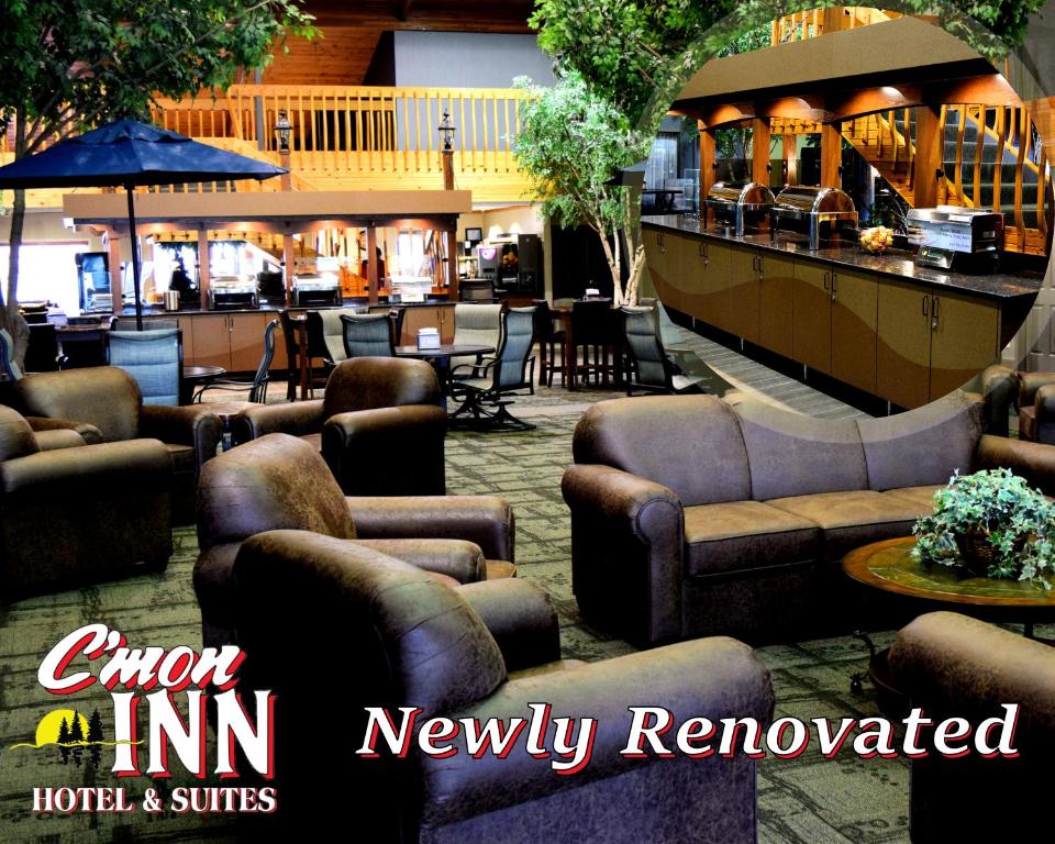 eine Lobby mit Sofas und Stühlen sowie ein Restaurant in der Unterkunft Heartland Inn Hotel and Suites in Park Rapids