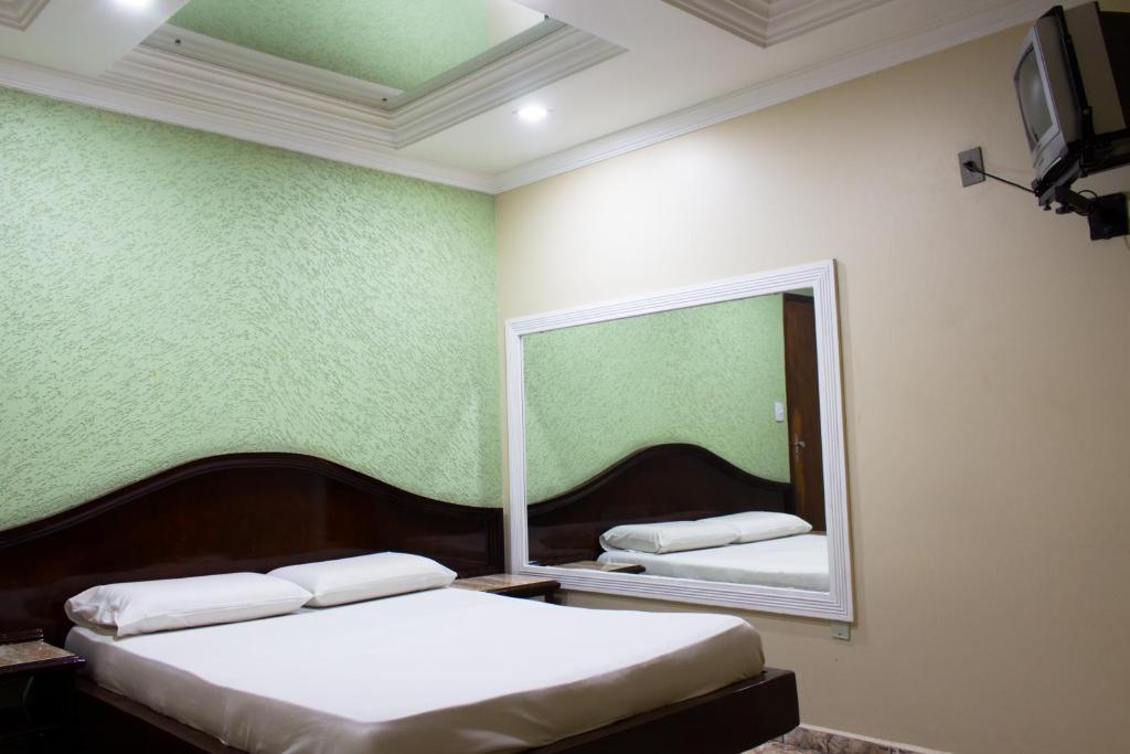 Posteľ alebo postele v izbe v ubytovaní Hotel Valadares