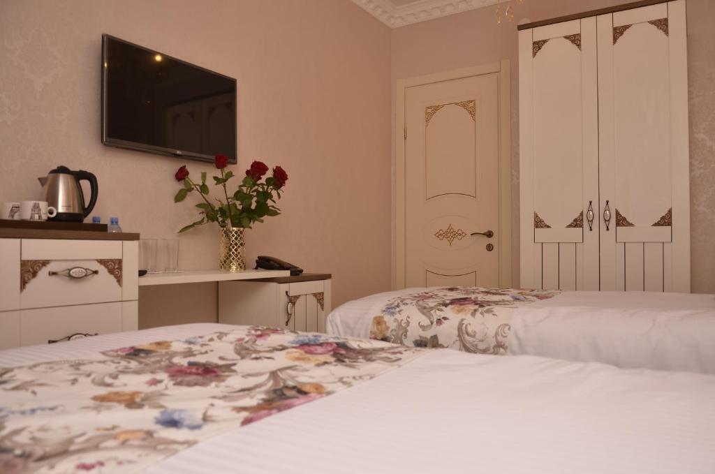 Postel nebo postele na pokoji v ubytování English Home Hotel Tbilisi