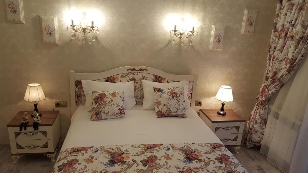 Postel nebo postele na pokoji v ubytování English Home Hotel Tbilisi