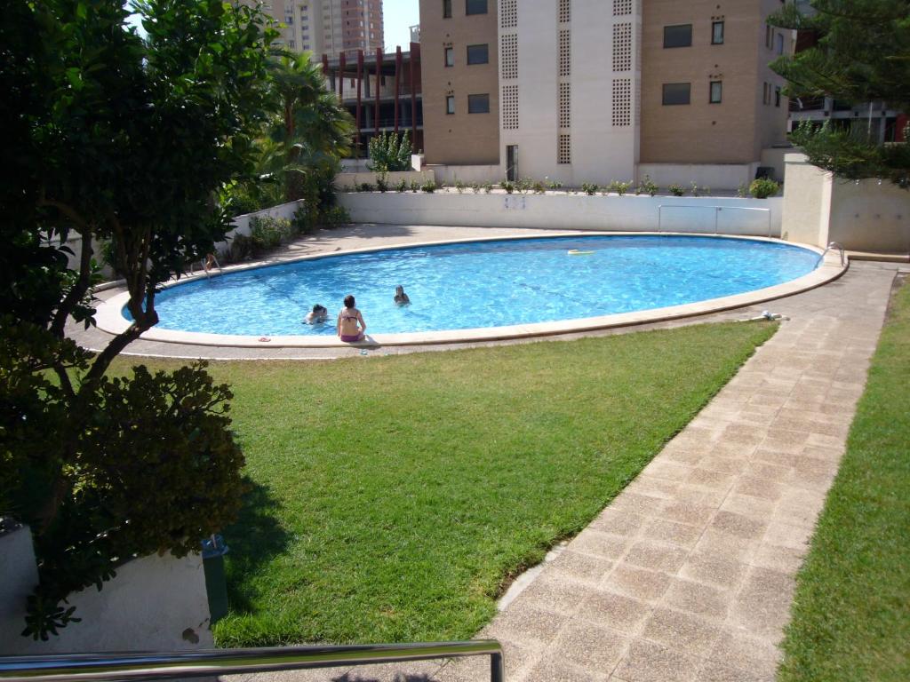 uma grande piscina com pessoas em La Pinta - Fincas Arena em Benidorm