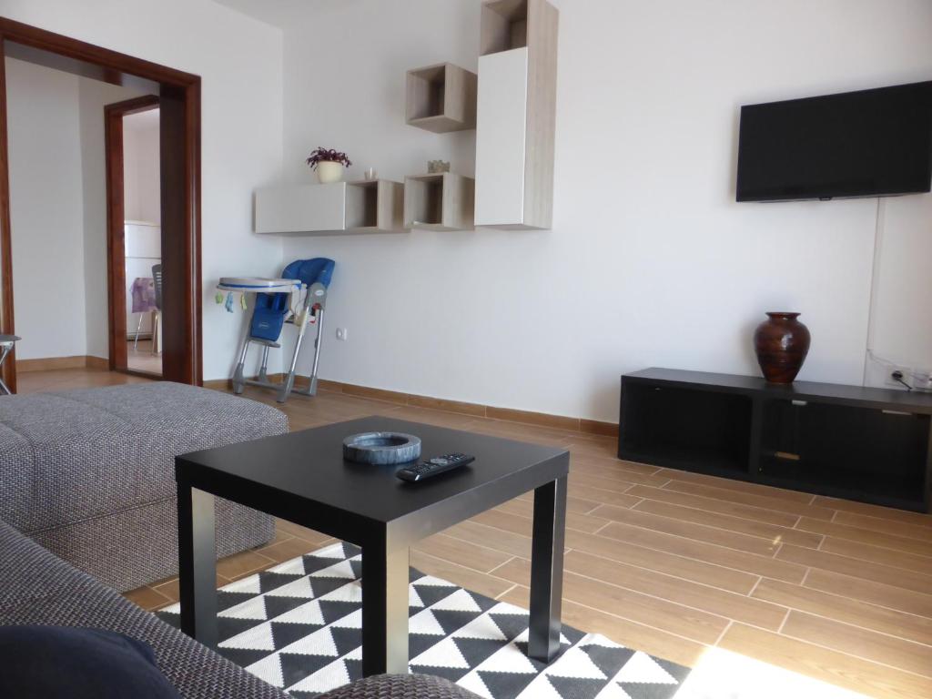 TV a/nebo společenská místnost v ubytování Apartments Adria