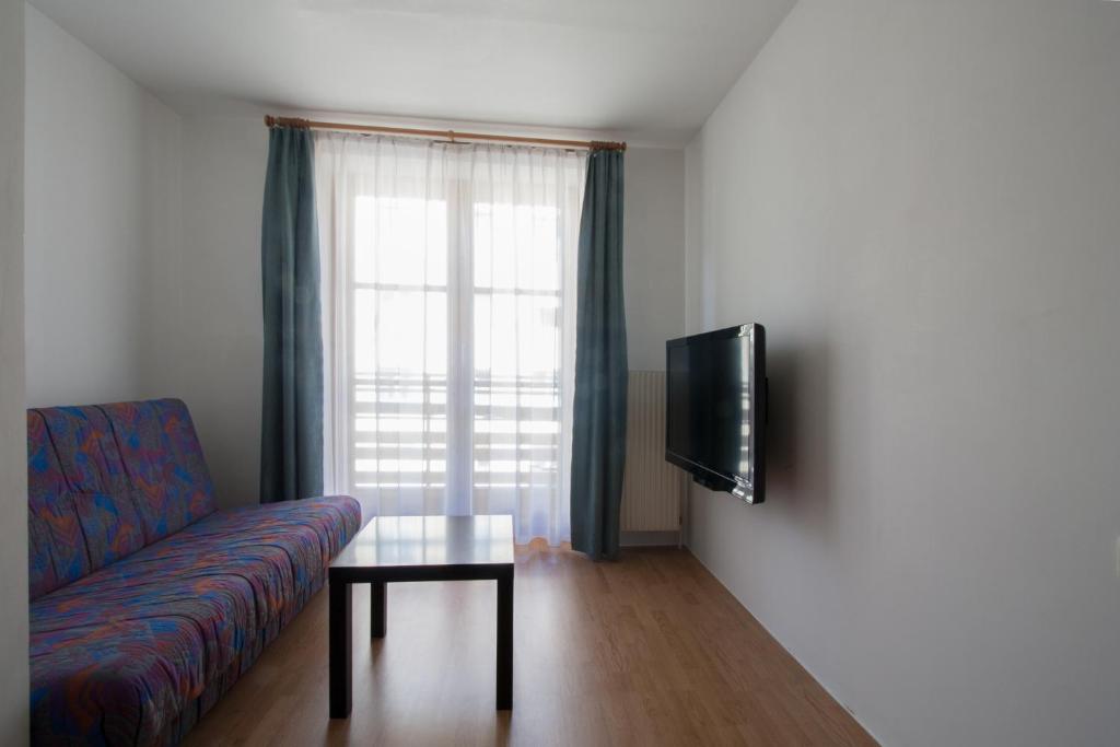 A television and/or entertainment centre at Appartements Christophorus
