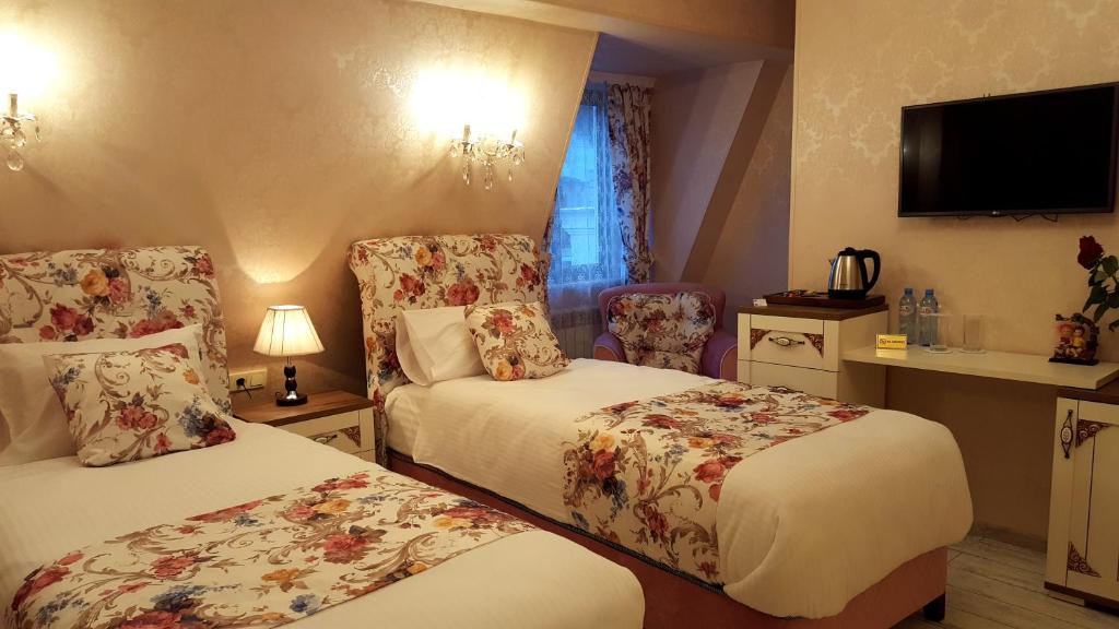 Postel nebo postele na pokoji v ubytování English Home Hotel Tbilisi