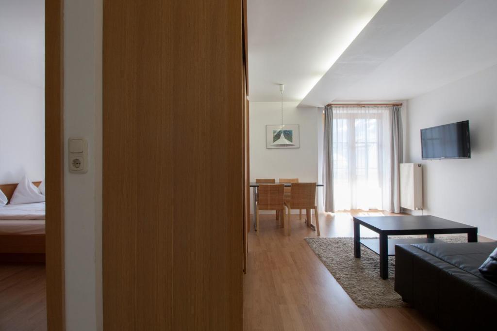 A television and/or entertainment centre at Appartements Christophorus