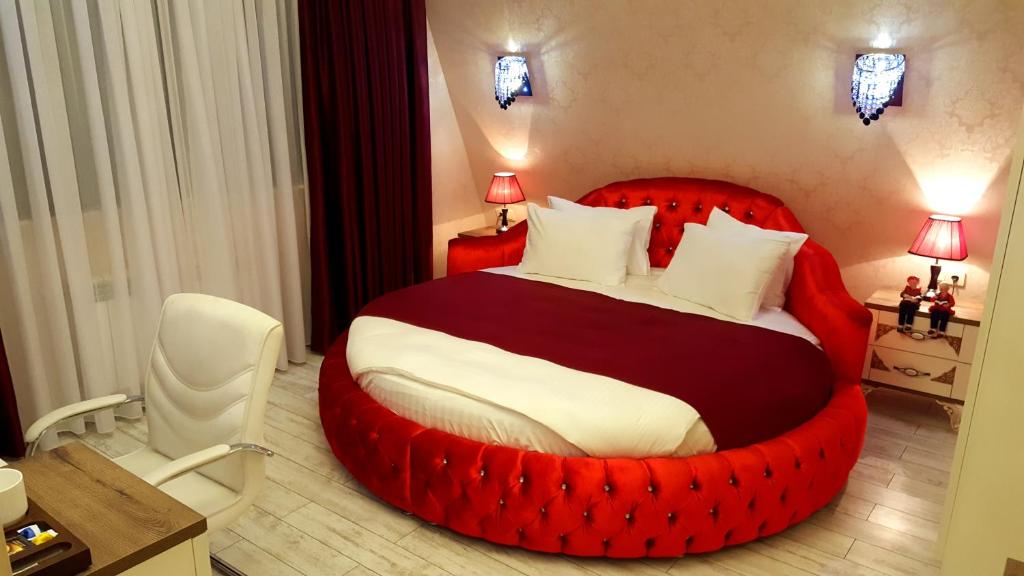 Postel nebo postele na pokoji v ubytování English Home Hotel Tbilisi