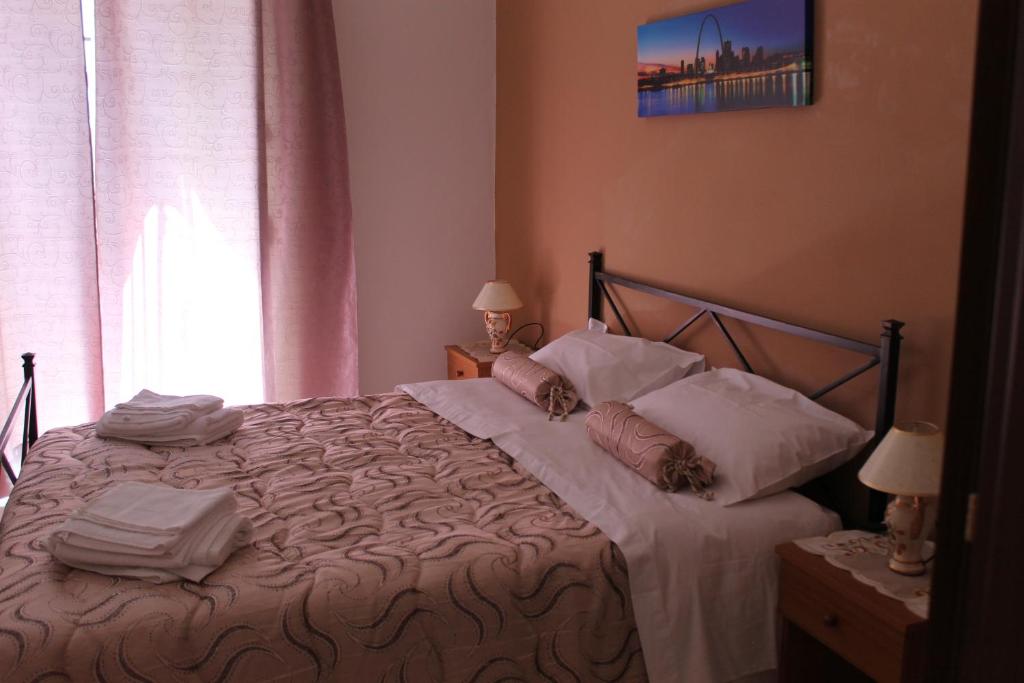 カターニアにあるGisira Appartmentのベッドルーム1室(白い枕のベッド1台、窓付)