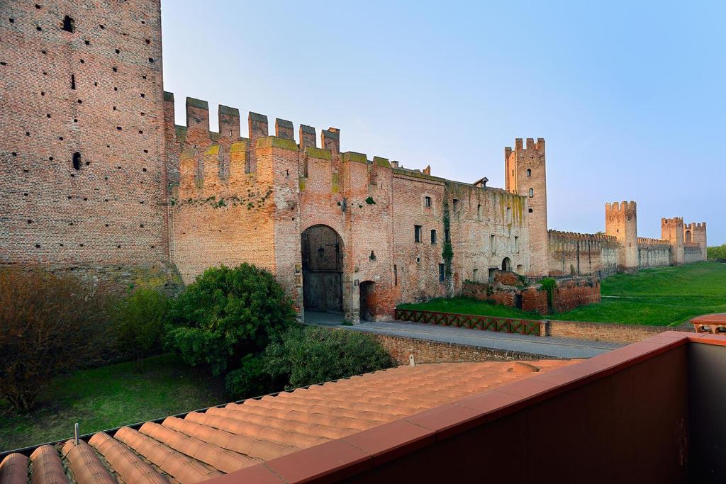 un antiguo castillo con una puerta y un edificio en Sotto le mura, en Montagnana