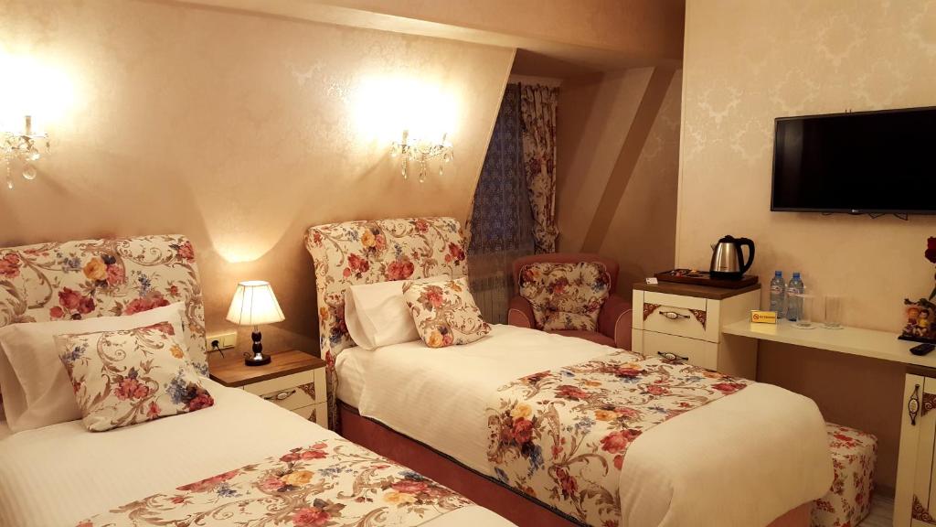 Postel nebo postele na pokoji v ubytování English Home Hotel Tbilisi