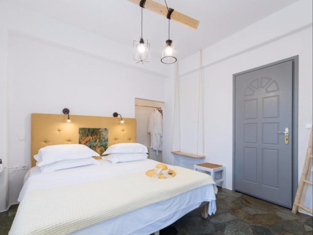 Postel nebo postele na pokoji v ubytování Evi Rooms