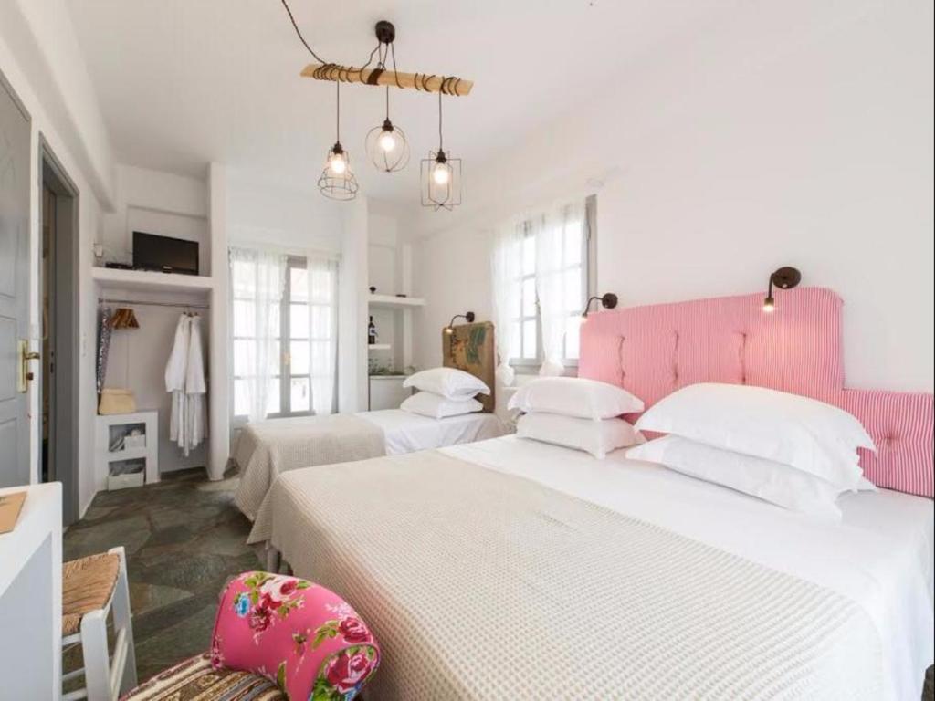 Postel nebo postele na pokoji v ubytování Evi Rooms