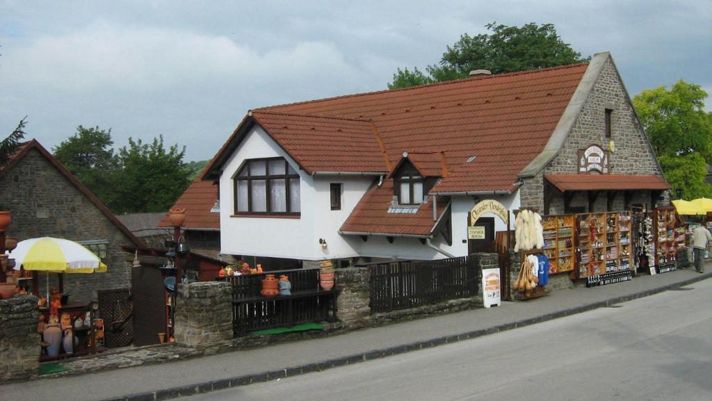 ein Gebäude mit einem Laden an der Straßenseite in der Unterkunft Oleander Vendégház in Tihany