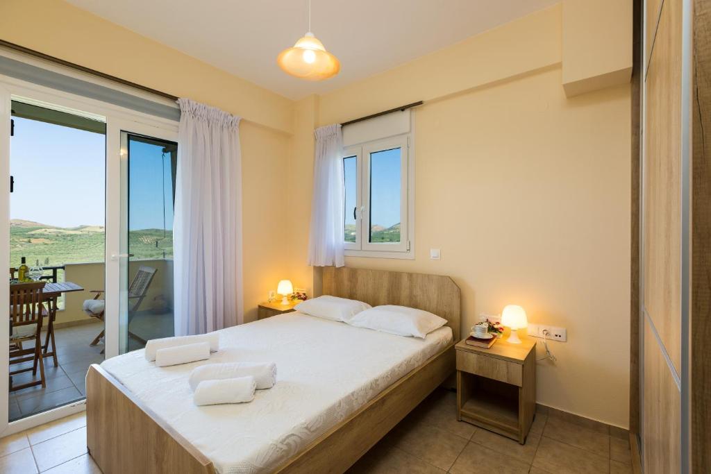 Stavroula Apartment near Panormo - Rethymno, Creteにあるベッド