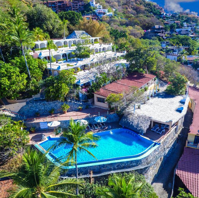 Utsikt mot bassenget på Hotel Catalina Beach Resort eller i nærheten