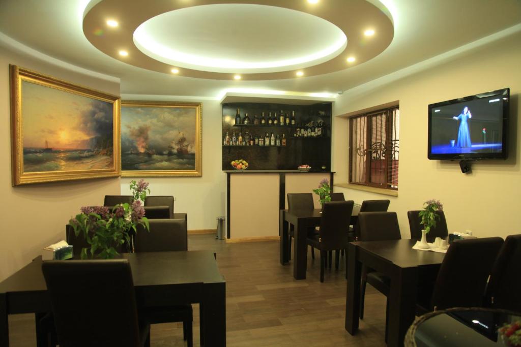 TV a/nebo společenská místnost v ubytování Daniel Boutique Hotel