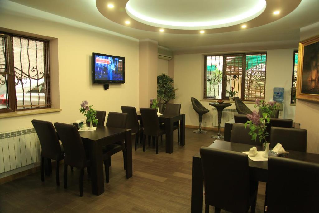 TV a/nebo společenská místnost v ubytování Daniel Boutique Hotel