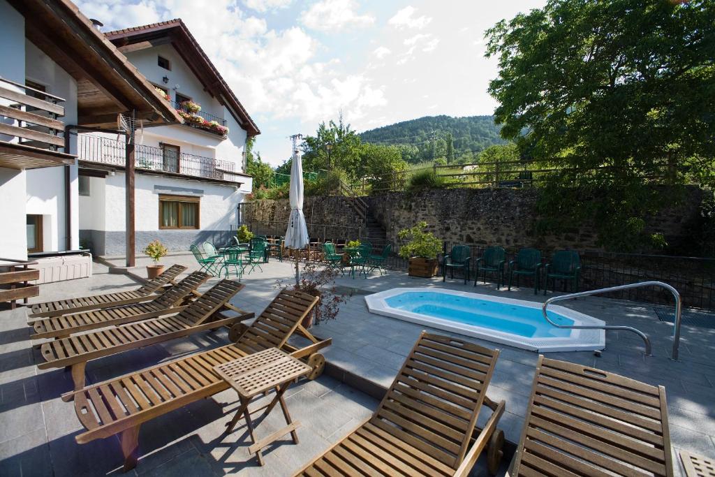 Bazén v ubytování Hostal Rural Salazar nebo v jeho okolí