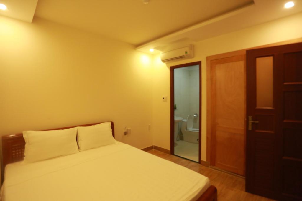 Postel nebo postele na pokoji v ubytování Gia Loi Hotel