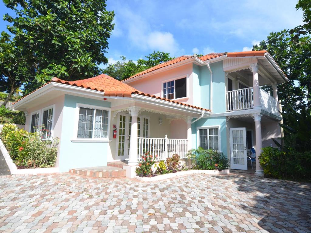 Casa bianca con balcone e vialetto d'accesso di Tropical Lagoon Resort a Port Antonio