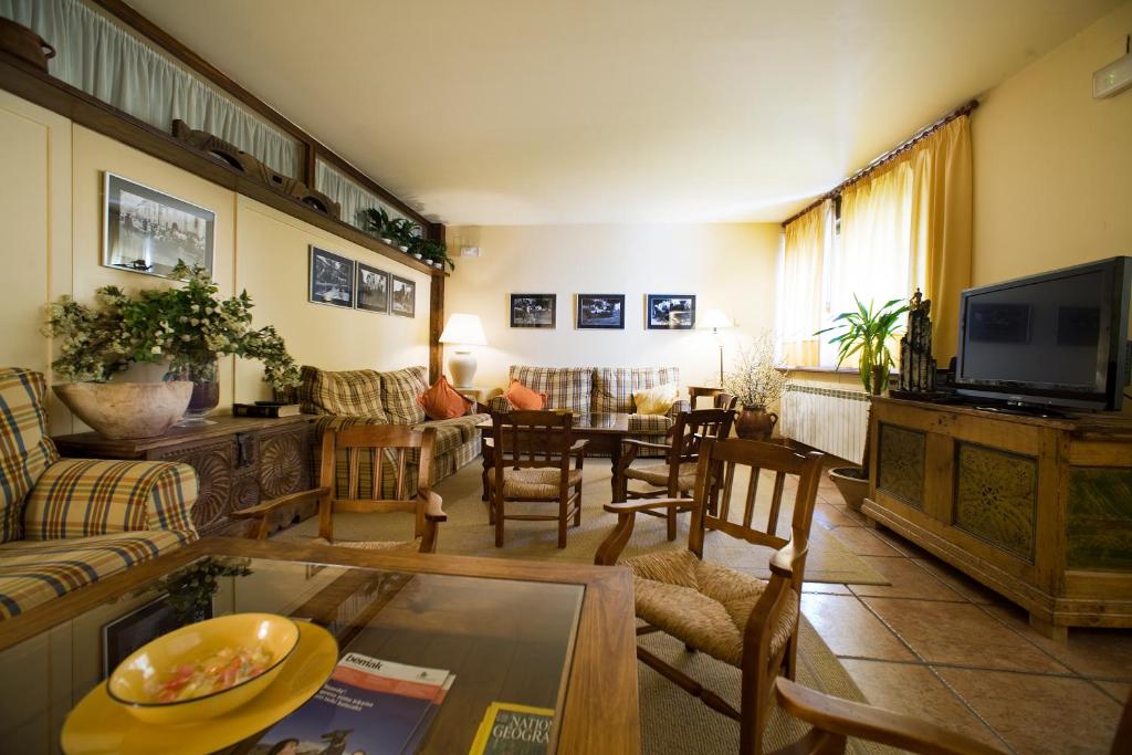 TV a/nebo společenská místnost v ubytování Hostal Rural Salazar