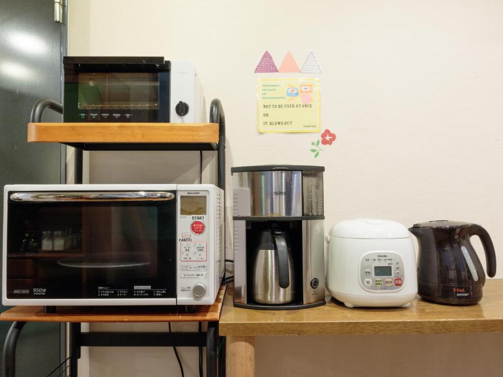 Příslušenství pro přípravu čaje a kávy v ubytování Kyoto Hana Hostel