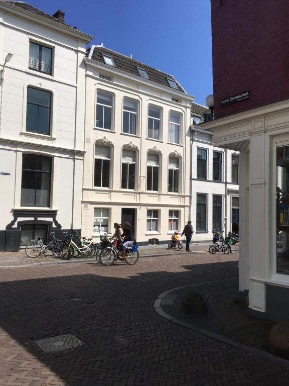 un grupo de bicicletas estacionadas frente a los edificios en De Verrassing, en Utrecht