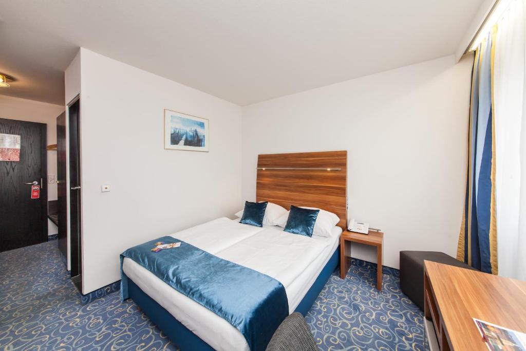 Postel nebo postele na pokoji v ubytování Hotel Strohgäu