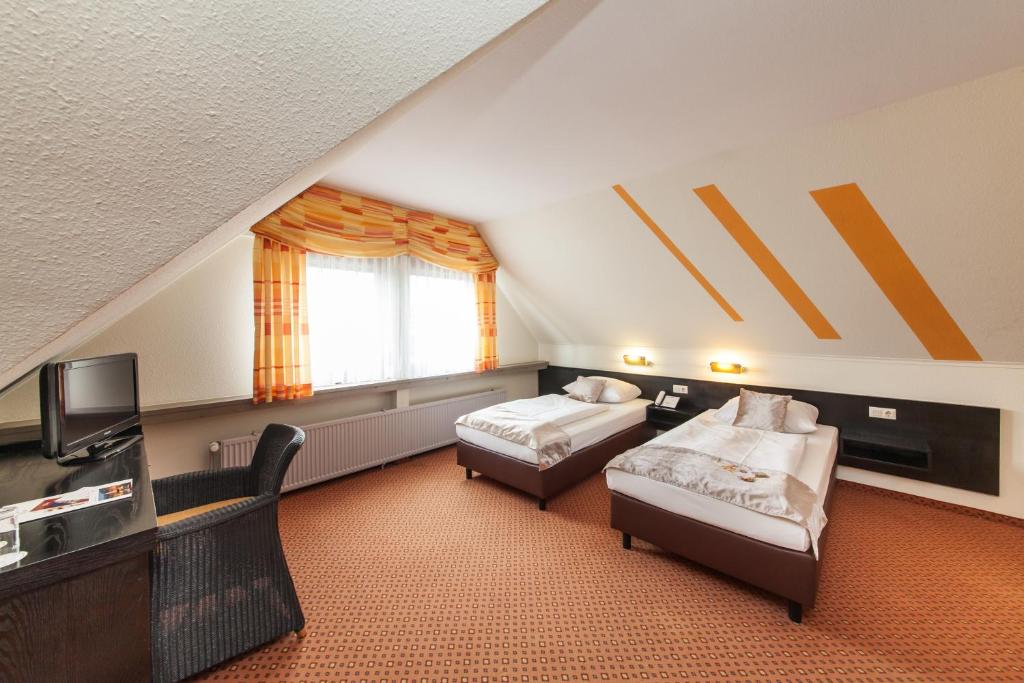 TV a/nebo společenská místnost v ubytování Hotel Strohgäu