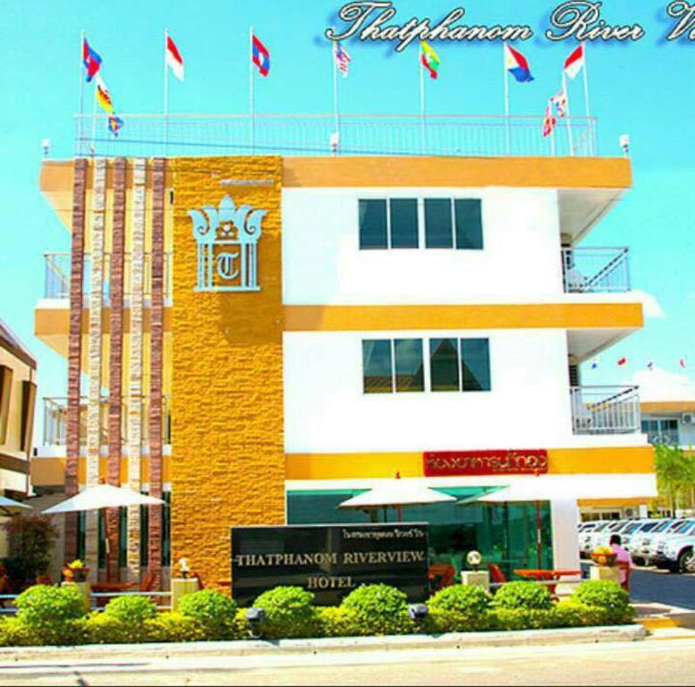 een gebouw met Amerikaanse vlaggen erop bij That Phanom River View Hotel in That Phanom