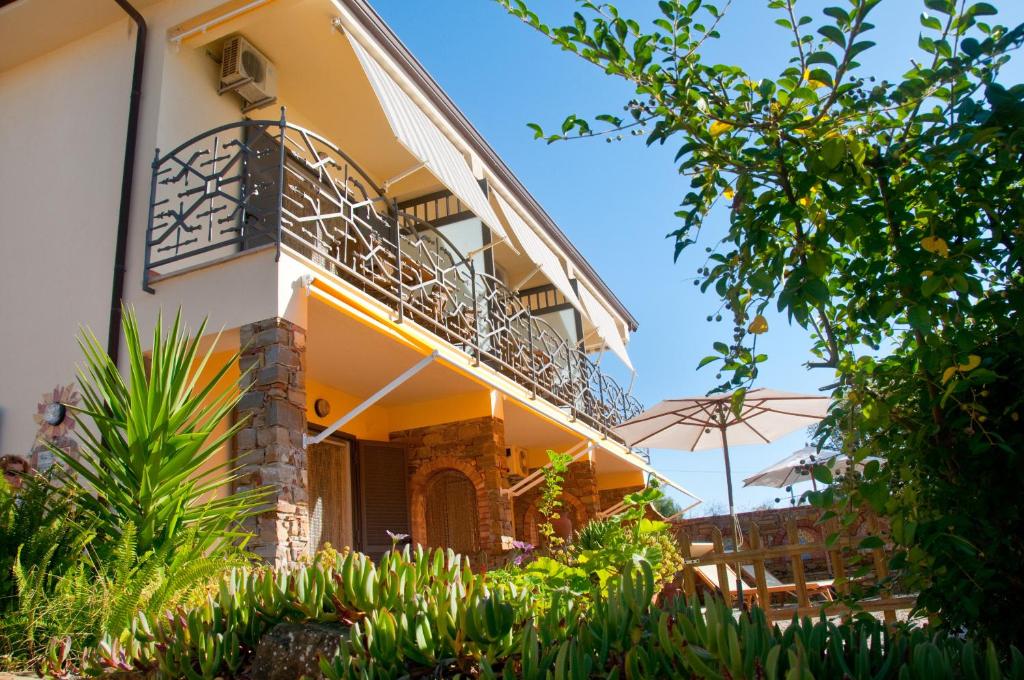 a building with a balcony and an umbrella at Casevacanza Trentovamare in Agropoli