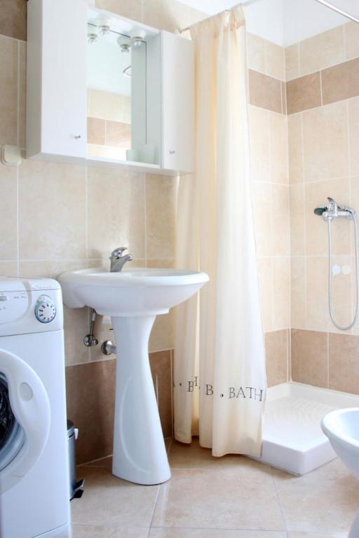 łazienka z umywalką i zasłoną prysznicową w obiekcie Apartment San Elena w Rovinj