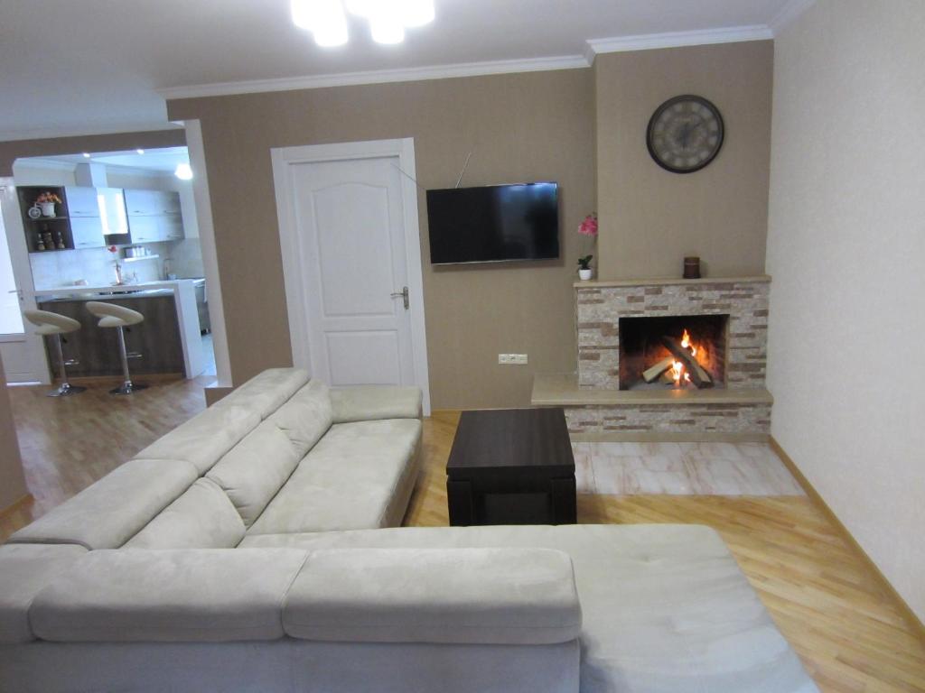 TV a/nebo společenská místnost v ubytování Zurabashvili Guest House