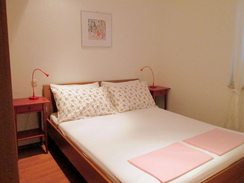 sypialnia z łóżkiem z dwoma stolikami w obiekcie Apartment San Elena w Rovinj