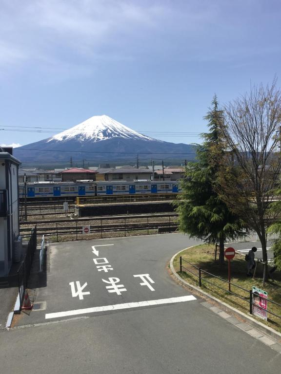 una montaña en la distancia con una carretera delante de ella en Fuji scenic house 73, en Fujikawaguchiko