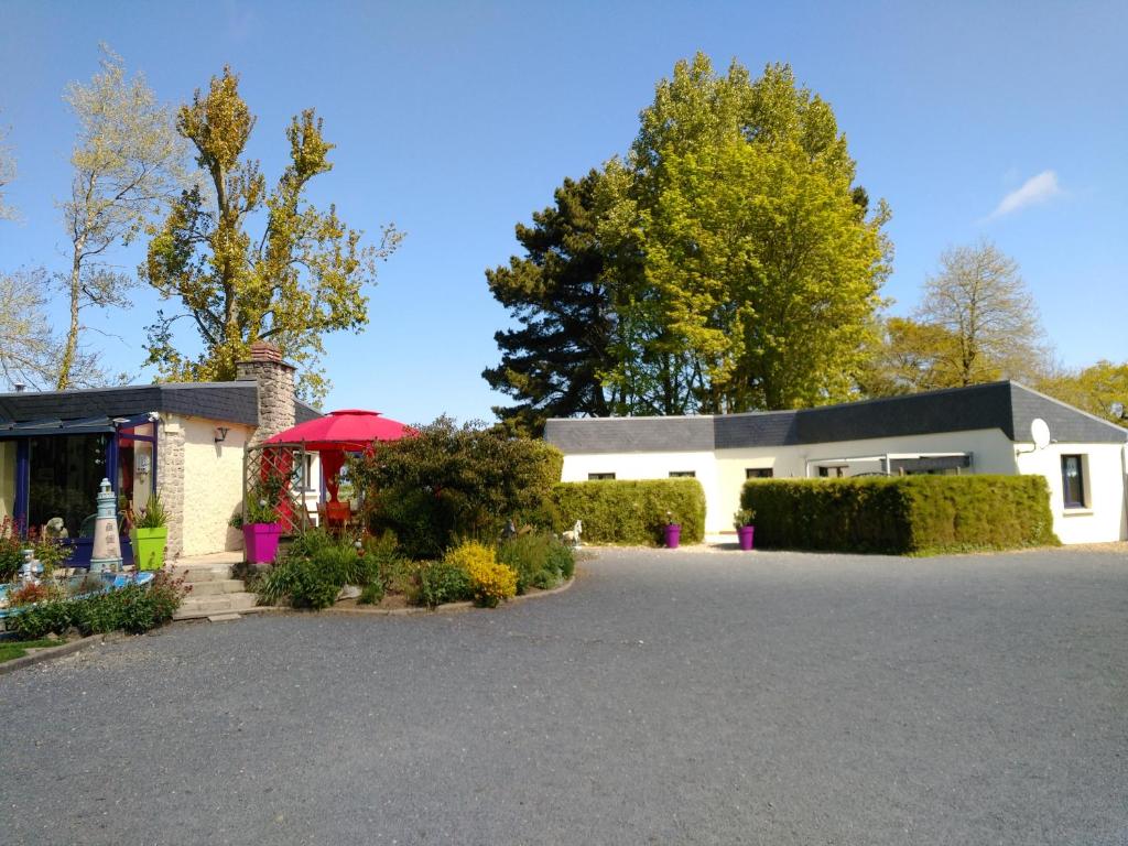 una casa con una entrada delante de ella en Gîte Le Clos des Pins, en Colleville-sur-Mer