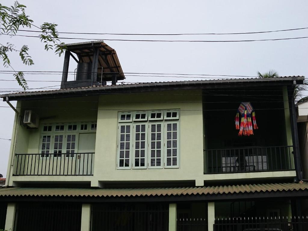 una casa verde y negra con ventana en Tamarind Breeze en Bentota