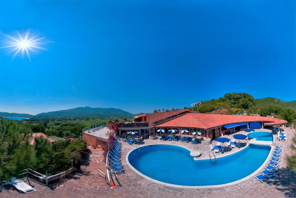 vista aerea di un resort con piscina di Hotel Marina 2 a Marina di Campo