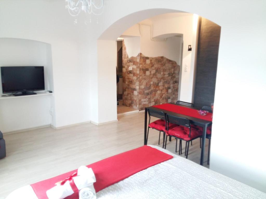 Habitación con cama, mesa y TV. en Charming Apartment Beautiful View en Zagreb