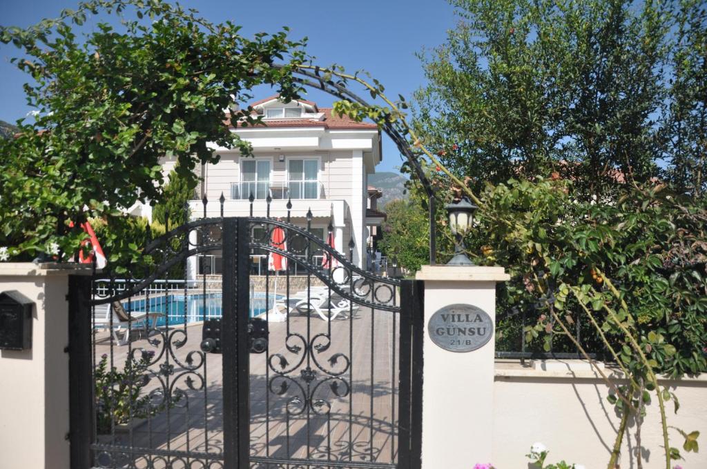 une porte en face d'une maison avec piscine dans l'établissement Villa Günsu, à Ortaca