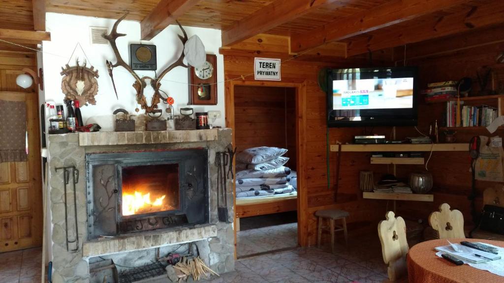 Televízia a/alebo spoločenská miestnosť v ubytovaní Dom Wakacyjny u Chmiela