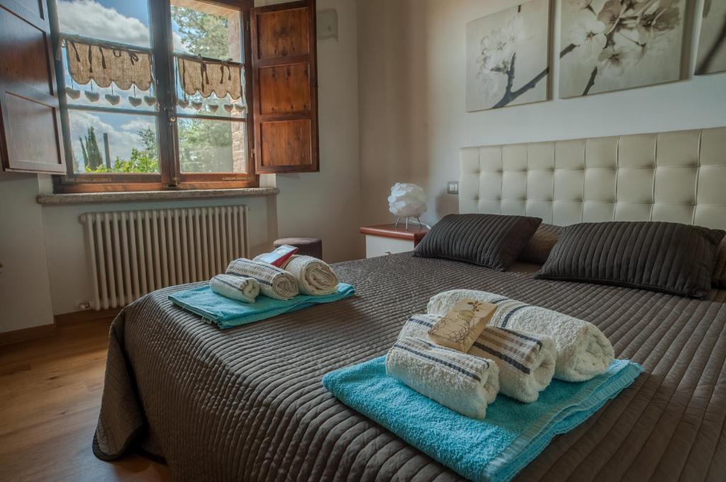 une chambre avec deux lits avec des serviettes dessus dans l'établissement Casa Viale dei Cipressi, à Sovicille