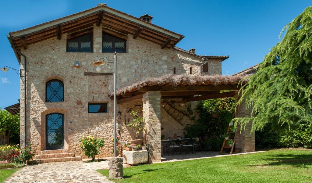 une femme recevant un massage d'un thérapeute dans l'établissement Casa Viale dei Cipressi, à Sovicille