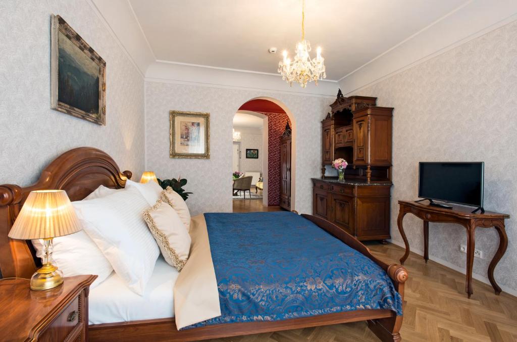 Telewizja i/lub zestaw kina domowego w obiekcie Boutique Hotel Constans