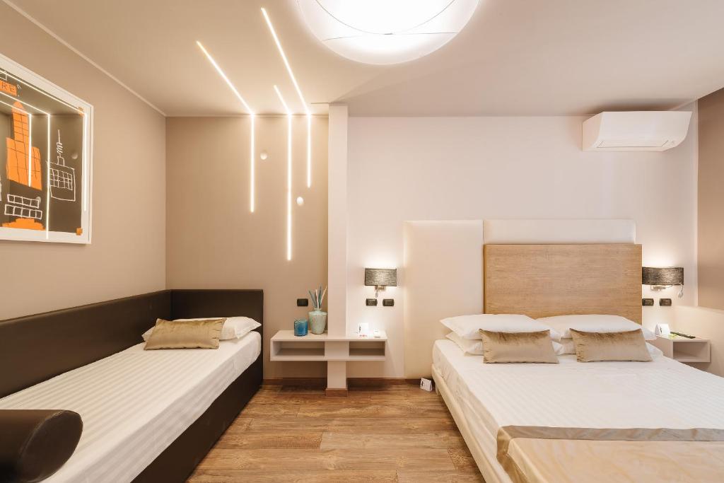 - une chambre avec deux lits et une table avec une lampe dans l'établissement Etruska luxury Trastevere, à Rome