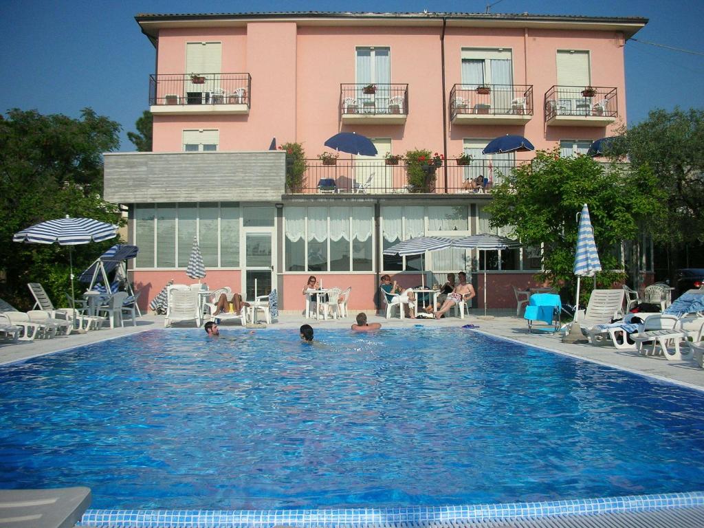grupa osób w basenie w hotelu w obiekcie Cà Masawalsa Hotel w mieście Bardolino