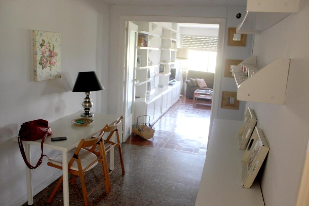 圖德拉的住宿－Tudela y Bardenas a tus pies，一间带桌椅的房间和一间客厅