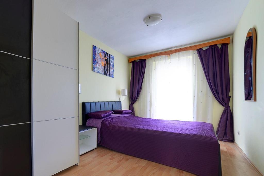 Łóżko lub łóżka w pokoju w obiekcie Apartments Tereza 1352