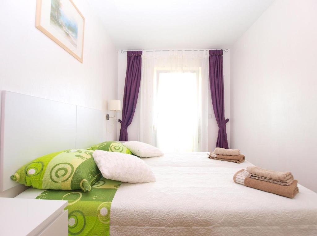 Łóżko lub łóżka w pokoju w obiekcie Apartments Tereza 1352